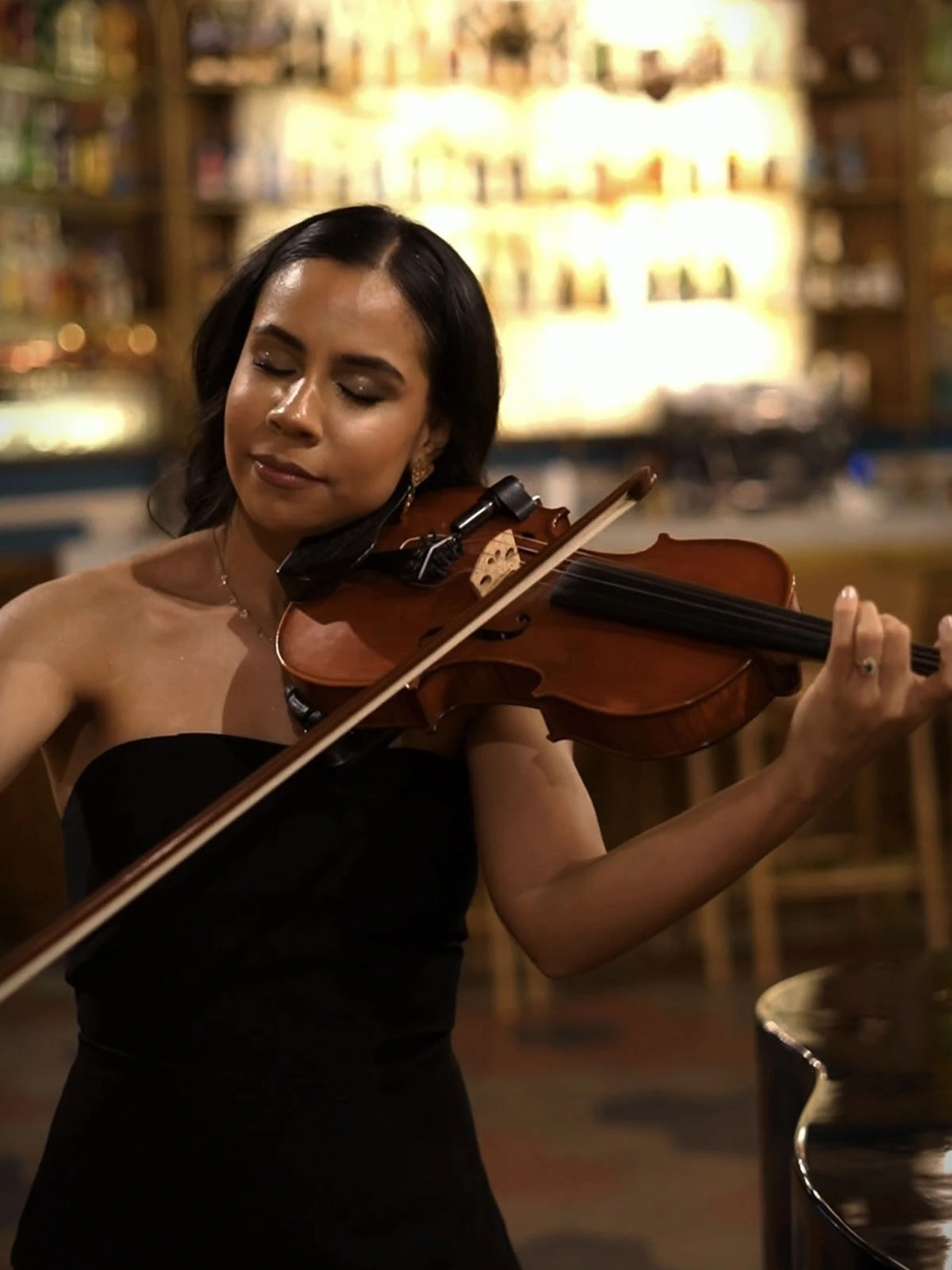 Cecilia Lezcano tocando el violín