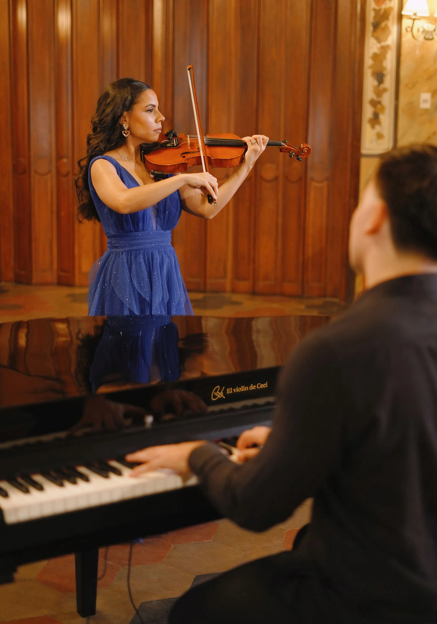 Cecilia tocando violín durante una boda elegante